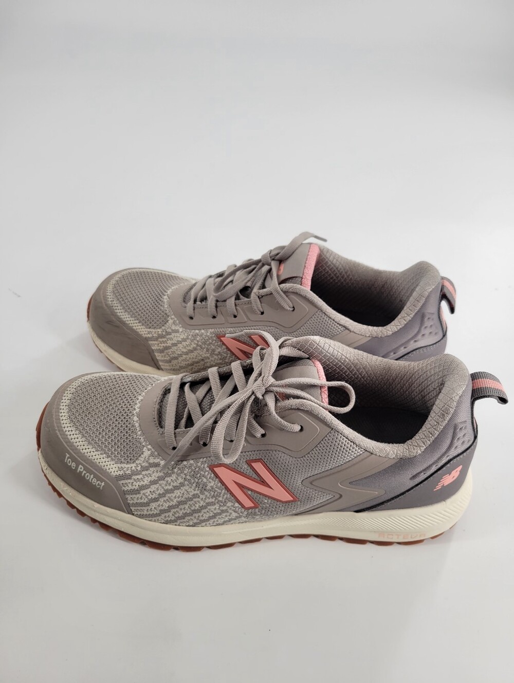 New Balance Women's Light Gray Sneakers Toe Protect for work Size 8.5